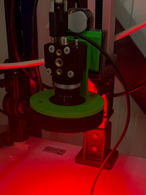 Machine vision verlichting in de praktijk: schuin geplaatste balkverlichting en een rood ringlicht rond de cameralens